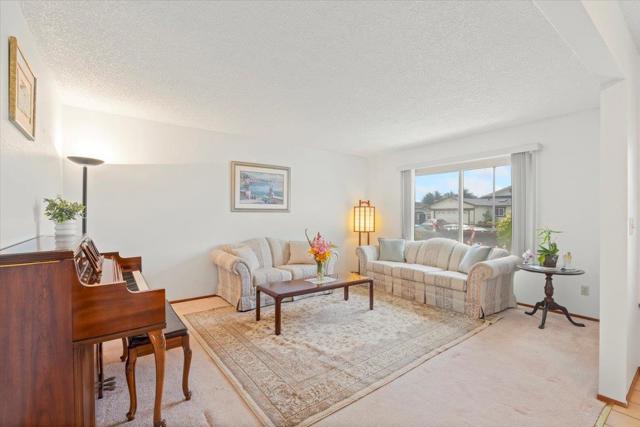 137 Silverwood Place, Marina CA: https://media.crmls.org/mediaz/8a51d846-9b2e-4ca0-9355-21a27a4d14fd.jpg