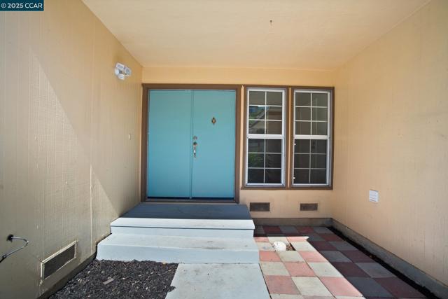 989 Parkside Dr, Richmond CA: https://media.crmls.org/mediaz/8a520d16-2548-4ef2-bb67-45a3a3c96a6b.jpg