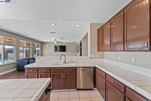 907 MAGGIORE LANE, Manteca CA: https://media.crmls.org/mediaz/8a52bd94-f43e-4e3f-b995-ab0fcad2ba70.jpg