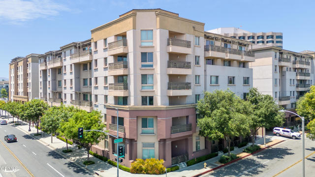 931 E Walnut Street, Pasadena CA: https://media.crmls.org/mediaz/8a53151a-2a1e-42ed-acb8-acccd9f295ca.jpg