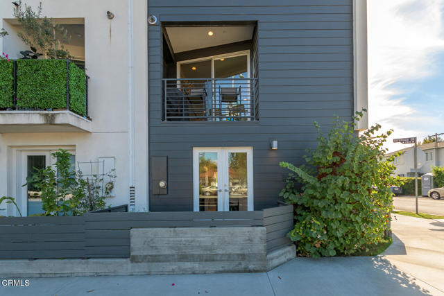 11594 Riverside Drive, North Hollywood CA: https://media.crmls.org/mediaz/8a53ac30-8932-4310-8b95-96c5e6ae6267.jpg