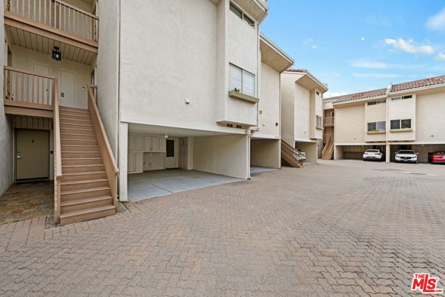 23908 De Ville Way, Malibu CA: https://media.crmls.org/mediaz/8a56562f-902a-4fe7-b849-b2a423144a09.jpg