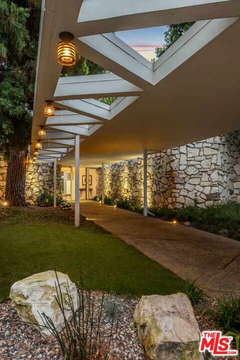 1010 N Rexford Drive, Beverly Hills CA: https://media.crmls.org/mediaz/8a579312-f2ad-4257-9839-fa2be6a6b1a0.jpg
