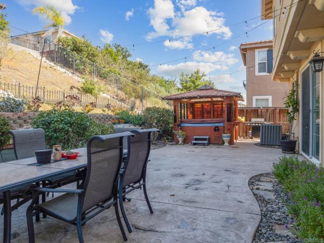 1176 Parkview Drive, Oceanside CA: https://media.crmls.org/mediaz/8a57977d-71c3-4648-88f2-400269e8d2d3.jpg