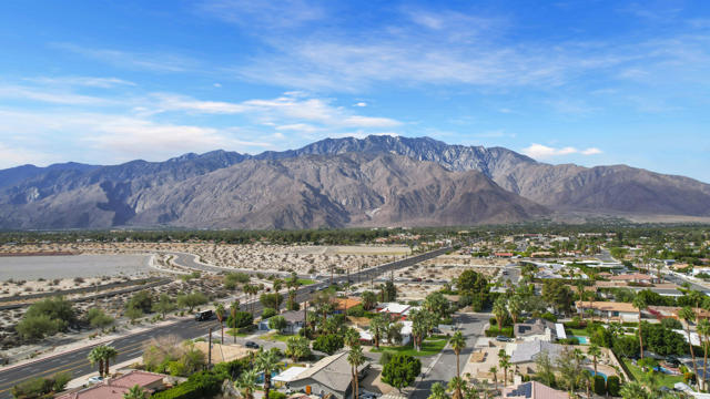 2800 E San Juan Road, Palm Springs CA: https://media.crmls.org/mediaz/8a579e19-972d-4bbb-8dba-d8115c14f11a.jpg