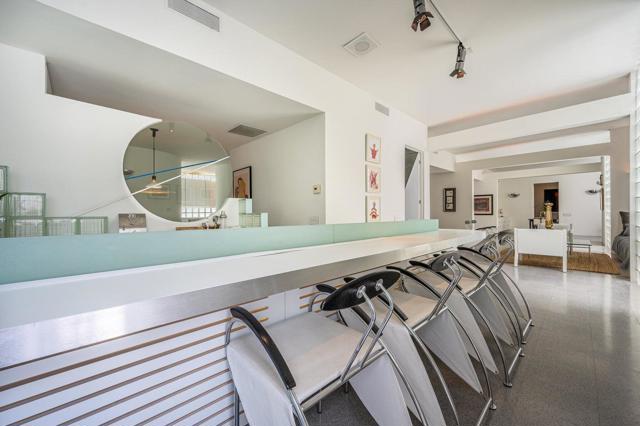 520 W ViA Lola, Palm Springs CA: https://media.crmls.org/mediaz/8a58060e-bead-400f-9207-3578c3e7af39.jpg
