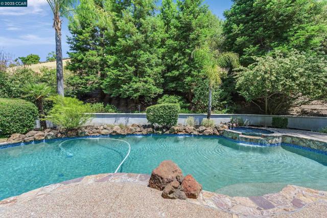 4253 Golden Oak Ct, Danville CA: https://media.crmls.org/mediaz/8a585737-99e4-4670-9f22-ed5eea8f941a.jpg