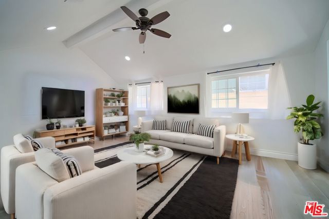 308 13th Street, Seal Beach CA: https://media.crmls.org/mediaz/8a5a18f9-73f5-4c78-93bb-11264953b0e5.jpg
