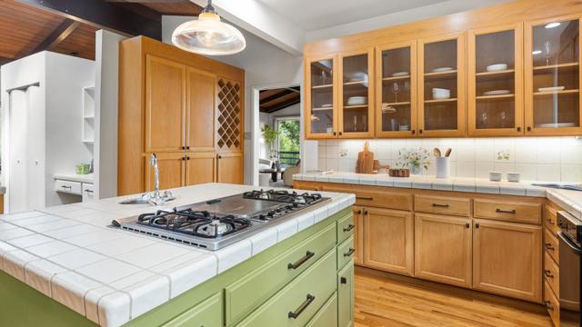 760 La Mesa Drive, Portola Valley CA: https://media.crmls.org/mediaz/8a5a555f-4ed9-442c-a66b-fb80c1a0d629.jpg