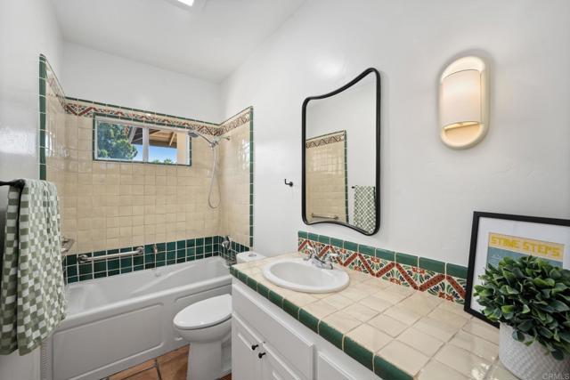 869 Eugenie Avenue, Encinitas CA: https://media.crmls.org/mediaz/8a5a9bcb-a66c-4e38-89b1-b62b9d62efd3.jpg