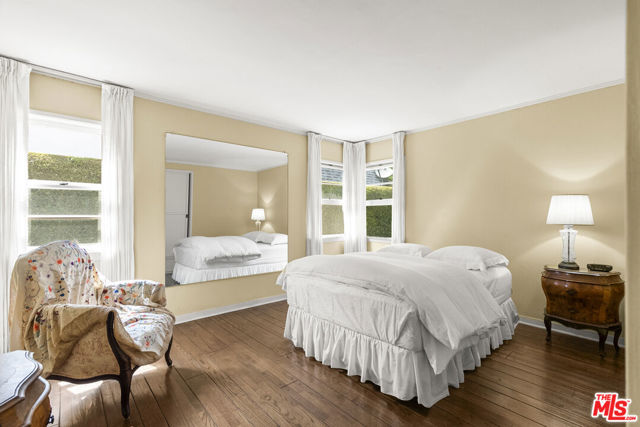 10941 Peach Grove Street, Toluca Lake CA: https://media.crmls.org/mediaz/8a5aeaf0-1487-481a-b282-7aaa48648f26.jpg