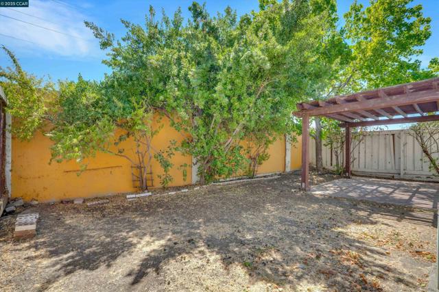 3253 Madrone St, Antioch CA: https://media.crmls.org/mediaz/8a5c2a6f-b801-44cc-9dde-f7ec683aec9e.jpg