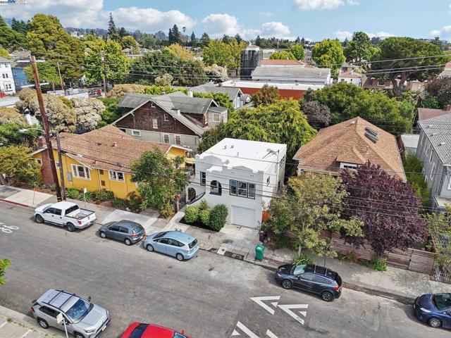 511 59Th St, Oakland CA: https://media.crmls.org/mediaz/8a5ca9cf-8acc-4ed2-a2d5-709b7ee2a27c.jpg