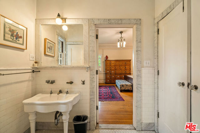 1130 Westchester Place, Los Angeles CA: https://media.crmls.org/mediaz/8a5dfd4e-5ba3-4240-822f-1d27f3863f84.jpg
