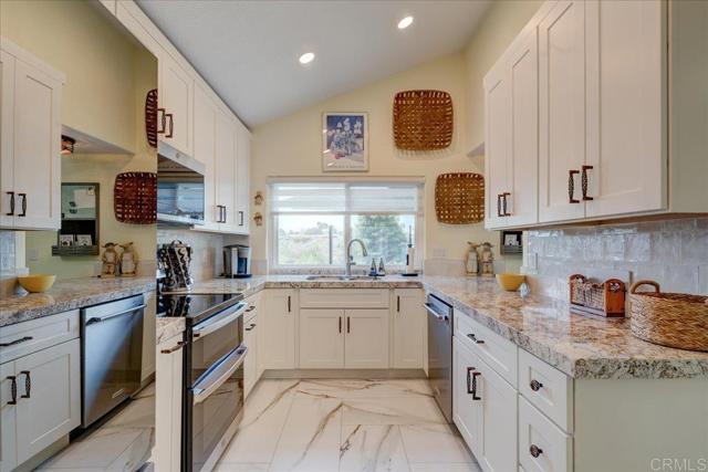 7773 Eagle Ridge Dr., San Diego CA: https://media.crmls.org/mediaz/8a5e328d-69bf-4eb5-8ce1-6365a17dcdab.jpg