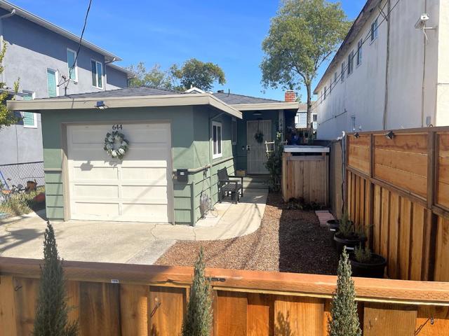 644 Buckeye Street, Redwood City CA: https://media.crmls.org/mediaz/8a5ea8cf-b22e-47f6-a73a-926ed442d3f8.jpg