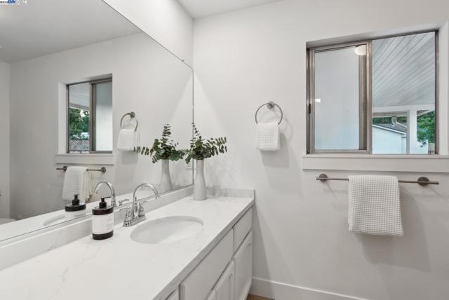 2129 Youngs Ct, Walnut Creek CA: https://media.crmls.org/mediaz/8a5ec911-248c-40a1-988e-ffceee29d48e.jpg