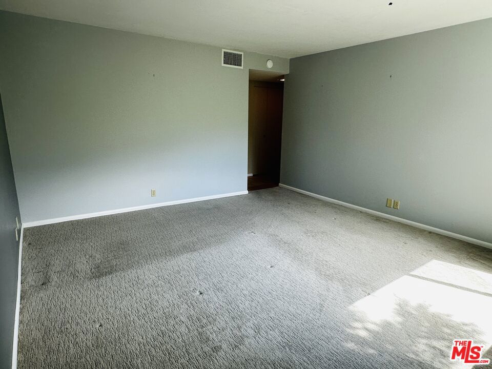 https://media.crmls.org/mediaz/8a5f95cb-bf18-433b-9c86-897cb2e84aca.jpg?preset=X-Large