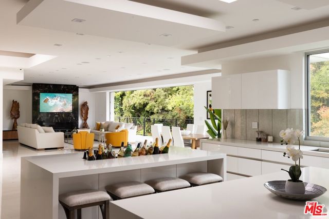1124 Summit Drive, Beverly Hills CA: https://media.crmls.org/mediaz/8a6087c4-b6ec-4b22-982d-d99d31f085fe.jpg
