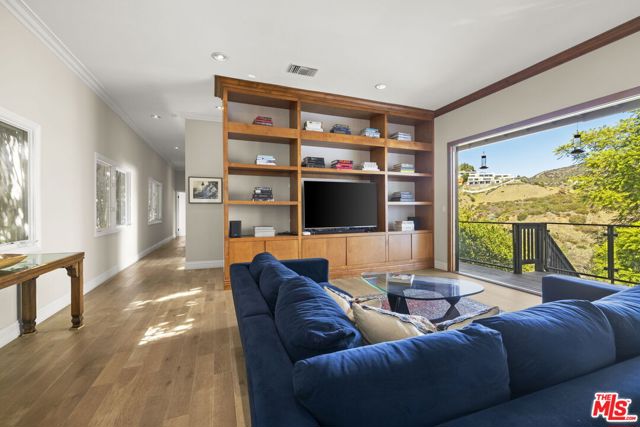 1018 N Tigertail Road, Los Angeles CA: https://media.crmls.org/mediaz/8a60dd94-0d0d-4792-bb80-be9666c2d8dc.jpg