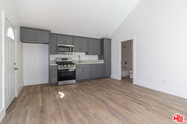 2807 S Bedford Street, Los Angeles CA: https://media.crmls.org/mediaz/8a6145c7-0a3d-4964-a2de-ef6f581912ca.jpg