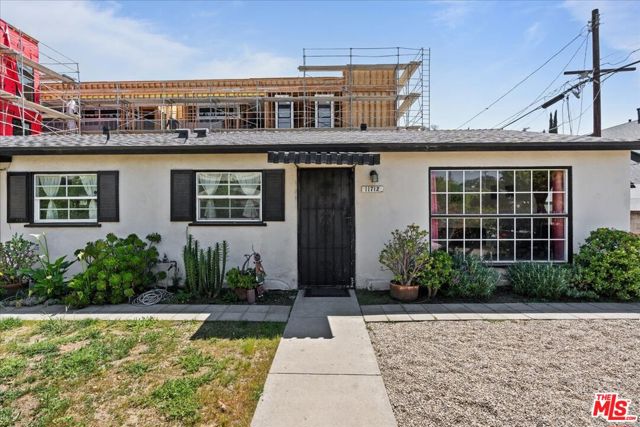 11710 Hartsook Street, Valley Village CA: https://media.crmls.org/mediaz/8a61816f-5cb5-4b88-be56-113b5830f50e.jpg