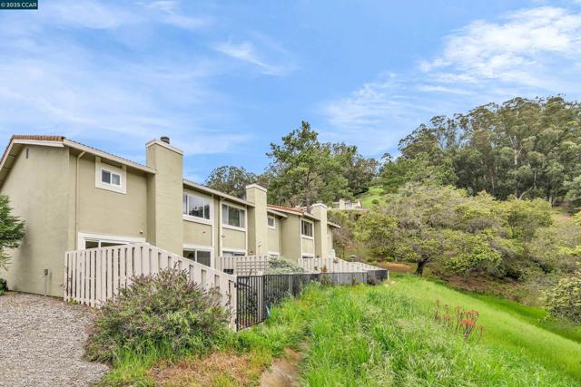 31 Turtle Creek Street, Oakland CA: https://media.crmls.org/mediaz/8a61b8cf-523e-4eec-8eb9-e66d507eba34.jpg