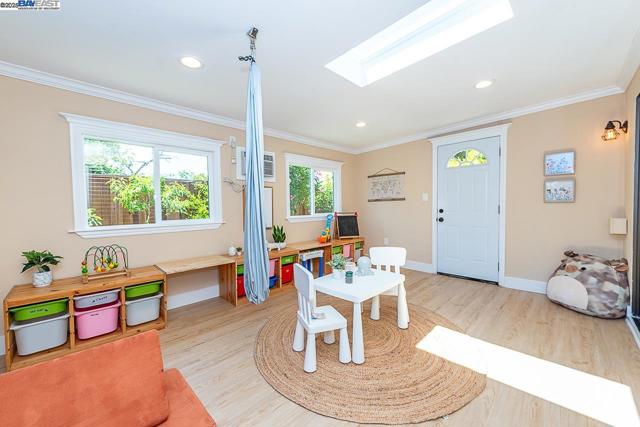 33036 Soquel St, Union City CA: https://media.crmls.org/mediaz/8a61e0df-ae51-411f-9937-f4a81d9955af.jpg