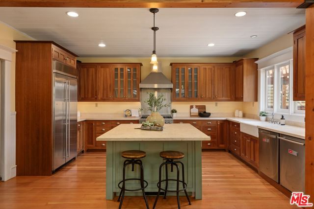 21 Park Avenue, Venice CA: https://media.crmls.org/mediaz/8a622360-371d-4d38-af65-6aad99809483.jpg