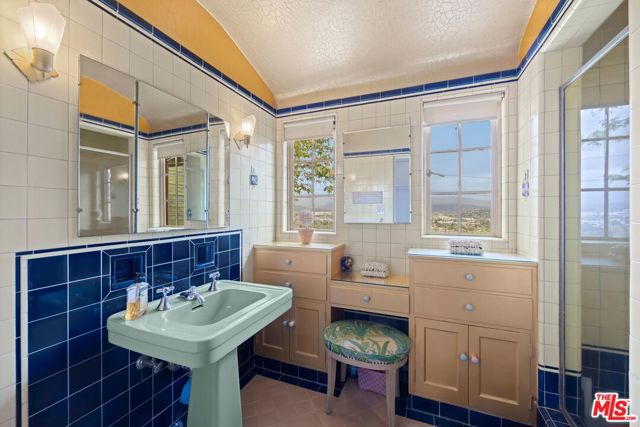3806 Carnavon Way, Los Angeles CA: https://media.crmls.org/mediaz/8a62ca35-8587-40e9-890f-61a3cef5a440.jpg