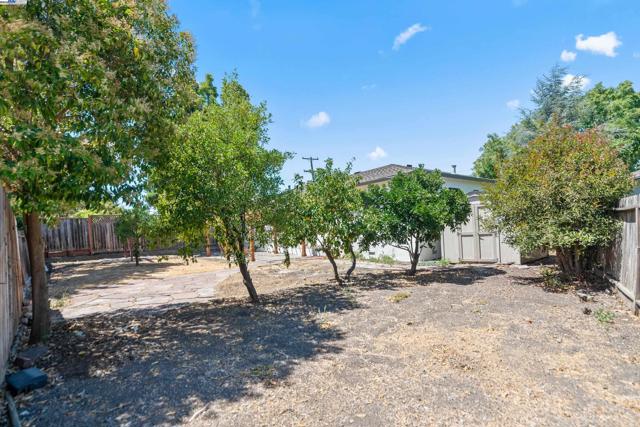 2948 Glenside Dr, Concord CA: https://media.crmls.org/mediaz/8a630ea4-2654-4a69-934a-daa8076797a4.jpg