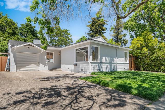 859 14th Avenue, Menlo Park CA: https://media.crmls.org/mediaz/8a638995-b658-42c7-b6dd-60b9099a9d43.jpg