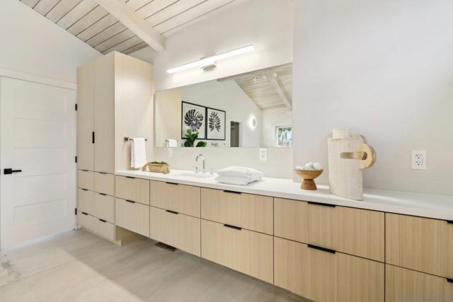 7117 Obelisco Cir, Carlsbad CA: https://media.crmls.org/mediaz/8a641d02-1566-493f-9dbf-46cfc56e5af6.jpg