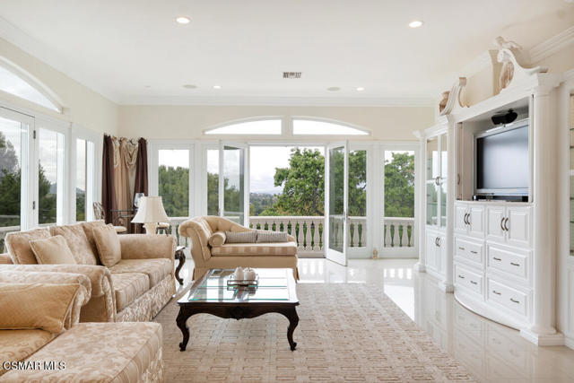 932 Rosario Drive, Thousand Oaks CA: https://media.crmls.org/mediaz/8a642efe-ea64-4251-b0d0-9e5f930c4c4f.jpg