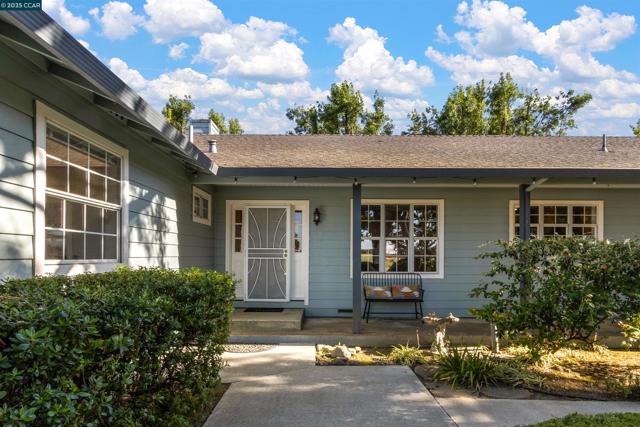 5435 Box R Ranch Rd, Vacaville CA: https://media.crmls.org/mediaz/8a643204-1437-4174-8831-fb773d3b6763.jpg