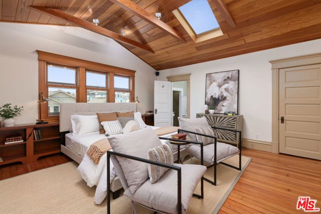 21 Park Avenue, Venice CA: https://media.crmls.org/mediaz/8a643635-b587-460e-b4d2-f787f63cfcd4.jpg