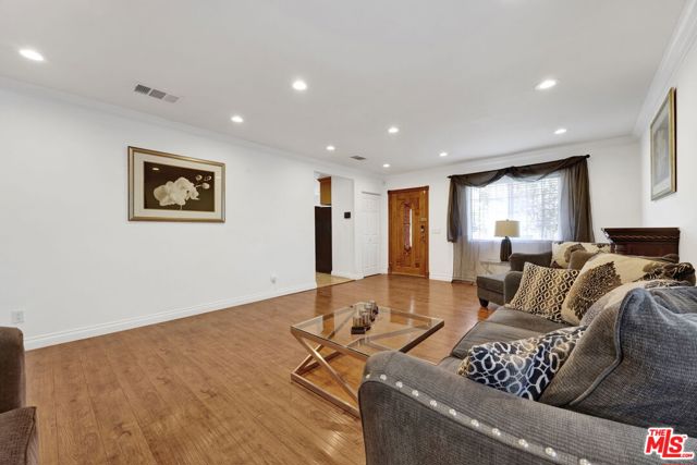 10109 Gloria Avenue, North Hills CA: https://media.crmls.org/mediaz/8a6562f8-35ec-408a-a93e-89c4026672fa.jpg