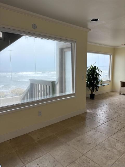 1460 Seacoast, Imperial Beach CA: https://media.crmls.org/mediaz/8a656304-7eb9-4892-81c9-ffcb210a3654.jpg