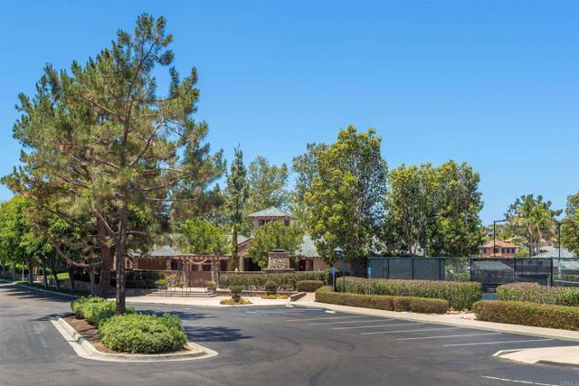 7866 Calle Oliva, Carlsbad CA: https://media.crmls.org/mediaz/8a658555-045d-43f8-907d-e9218c9044b0.jpg