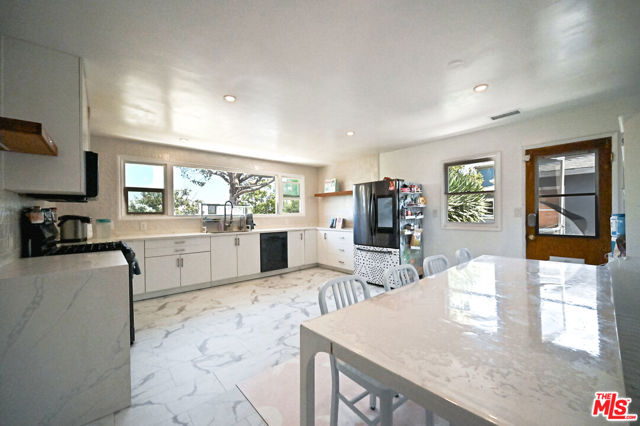 1545 3rd Street, Manhattan Beach CA: https://media.crmls.org/mediaz/8a65e41c-3f6f-4466-a0e3-2e4c9e4b9bc5.jpg