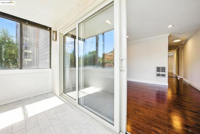 567 Oakland Ave., Oakland CA: https://media.crmls.org/mediaz/8a661e38-e71a-49cf-a038-d42332f6423d.jpg