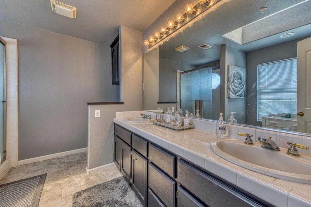 https://media.crmls.org/mediaz/8a667aa0-4446-4c76-a1bc-9d86561902c3.jpg?preset=X-Large