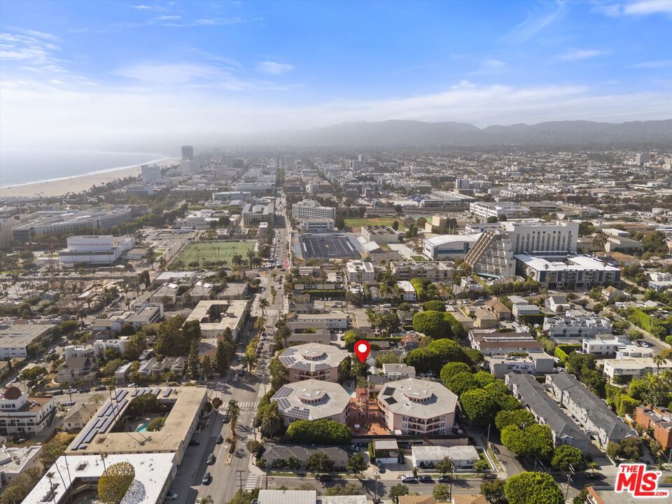https://media.crmls.org/mediaz/8a66c942-436d-41d7-9e0d-32db36d43ba4.jpg?preset=X-Large