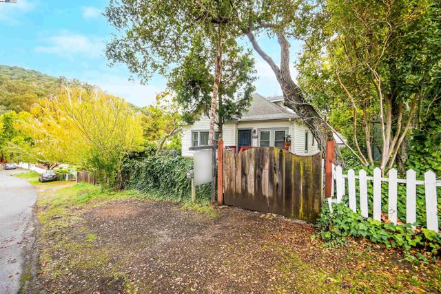 3908 Archmont Pl, Oakland CA: https://media.crmls.org/mediaz/8a66f3a8-1f2c-4982-887d-e629a9c9e944.jpg