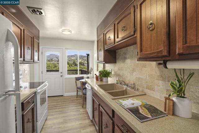 2835 Stephen Dr, Richmond CA: https://media.crmls.org/mediaz/8a672173-4618-4ccf-8cd6-78cd8ab84d10.jpg