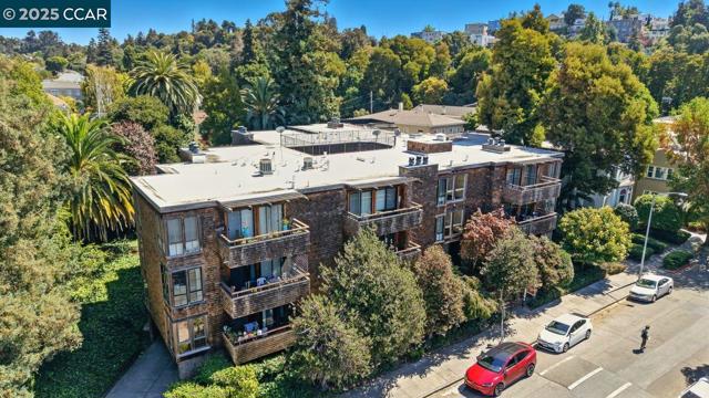 742 Wesley Way, Oakland CA: https://media.crmls.org/mediaz/8a675201-2f45-4cda-bfba-5e309ab19493.jpg