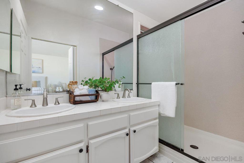 MLS #250036298SD img 16