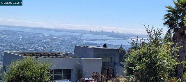 5 Besito Ave. @ Drury Rd., Oakland CA: https://media.crmls.org/mediaz/8a676fb8-8c8f-4083-bea5-1417d83031cf.jpg
