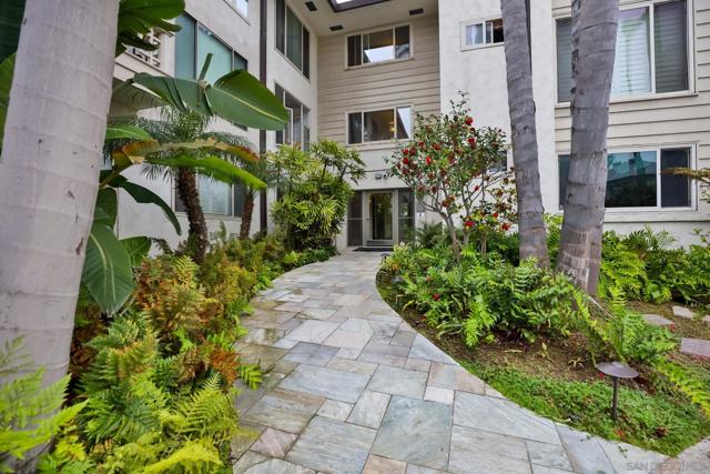 220 Coast Blvd, La Jolla CA: https://media.crmls.org/mediaz/8a67cc48-5365-46f2-9bd4-793b9c3f02ee.jpg