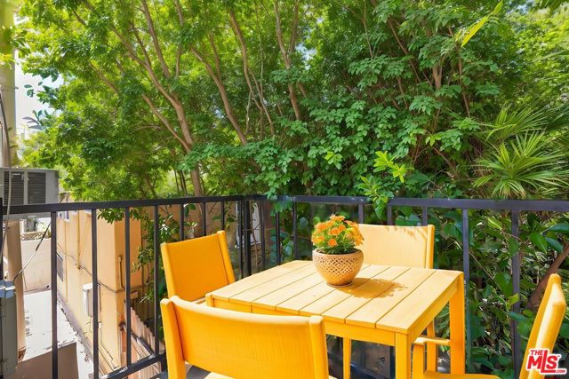 1043 1/2 N La Jolla Avenue, Los Angeles CA: https://media.crmls.org/mediaz/8a681327-1619-459b-8292-f87f79dbed16.jpg